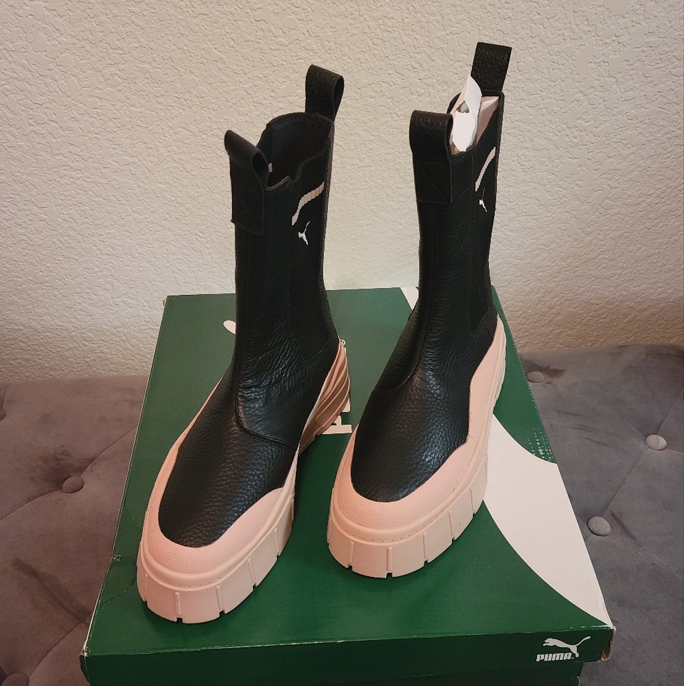 Puma Woman Mayze Stack round toe pull on platform Chelsea Casual boot.